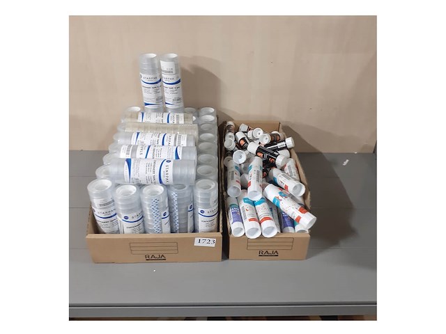 Doos vol plakband en doos vol plakstiften (d1723) - afbeelding 2 van  3