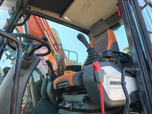 Doosan - 2017 - dx140w-5 - banden graafmachine - afbeelding 28 van  31