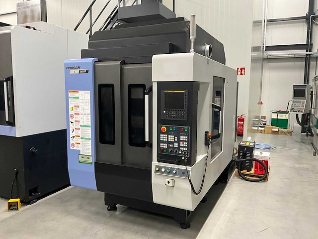 Doosan - 2019 - t3600d - verticaal boor-tapcentrum met palletwisselaar - afbeelding 12 van  36