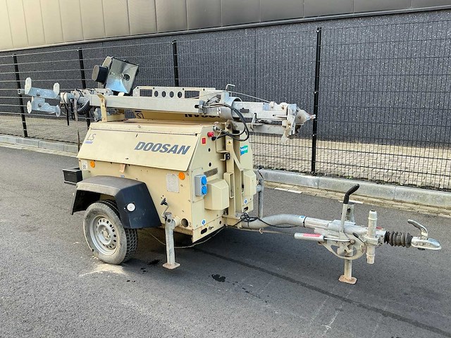 Doosan lt6ka mobiele lichtmastkar - afbeelding 1 van  21