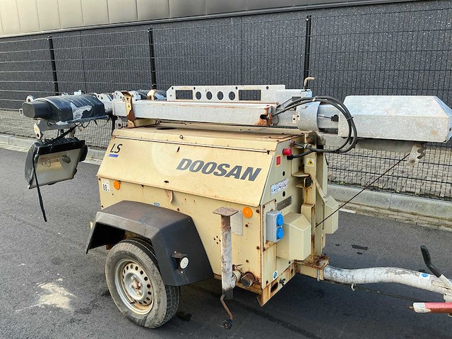 Doosan lt6ka mobiele lichtmastkar - afbeelding 4 van  17