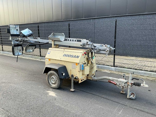 Doosan lt6ka mobiele lichtmastkar - afbeelding 1 van  19