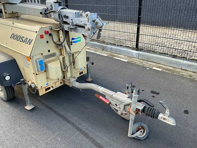 Doosan lt6ka mobiele lichtmastkar - afbeelding 8 van  19