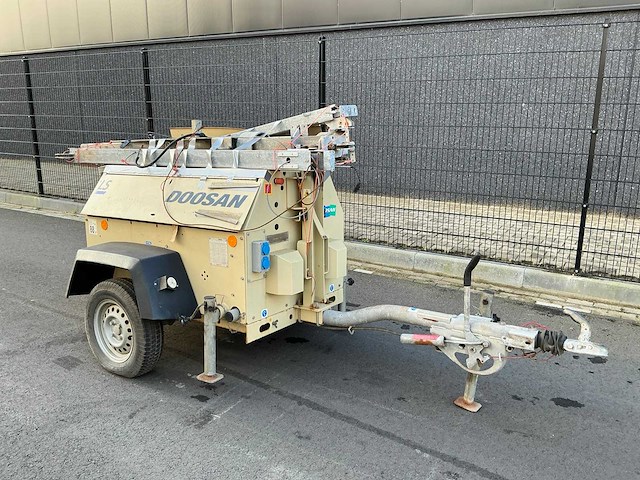 Doosan lt6ka mobiele lichtmastkar - afbeelding 1 van  22