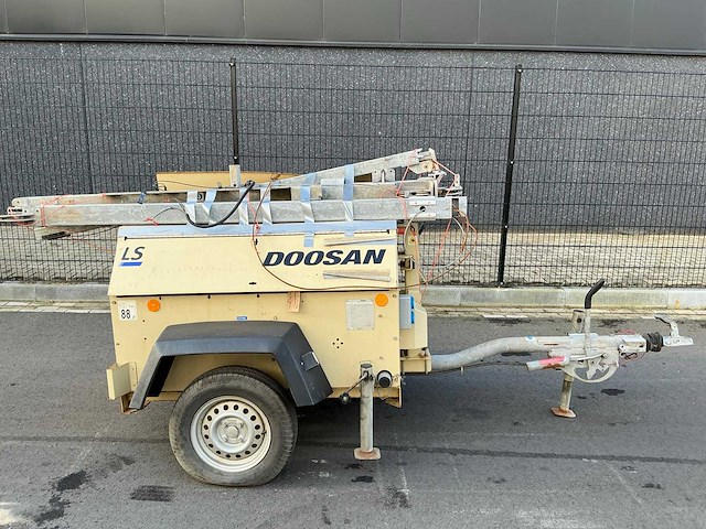 Doosan lt6ka mobiele lichtmastkar - afbeelding 2 van  22