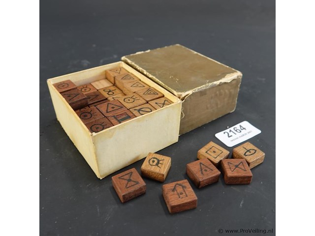 Doosje met houten "heksenrunen" (witch runes), vaak gebruikt voor waarzeggerij en spirituele connectie. - afbeelding 1 van  4