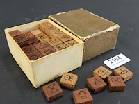 Doosje met houten "heksenrunen" (witch runes), vaak gebruikt voor waarzeggerij en spirituele connectie. - afbeelding 1 van  4