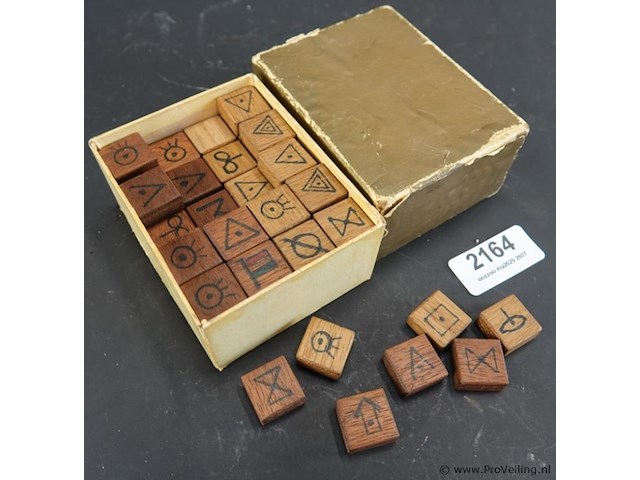 Doosje met houten "heksenrunen" (witch runes), vaak gebruikt voor waarzeggerij en spirituele connectie. - afbeelding 2 van  4
