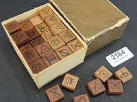 Doosje met houten "heksenrunen" (witch runes), vaak gebruikt voor waarzeggerij en spirituele connectie. - afbeelding 2 van  4