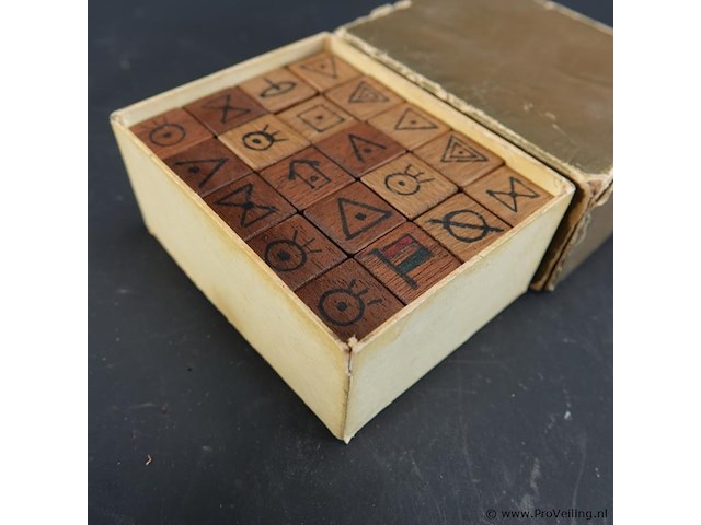Doosje met houten "heksenrunen" (witch runes), vaak gebruikt voor waarzeggerij en spirituele connectie. - afbeelding 3 van  4