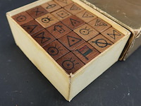 Doosje met houten "heksenrunen" (witch runes), vaak gebruikt voor waarzeggerij en spirituele connectie. - afbeelding 3 van  4