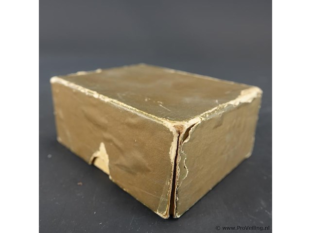 Doosje met houten "heksenrunen" (witch runes), vaak gebruikt voor waarzeggerij en spirituele connectie. - afbeelding 4 van  4