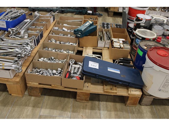 Doppen, beitels, ponsen, sleutels en messen op pallet. - afbeelding 1 van  3