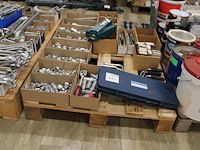 Doppen, beitels, ponsen, sleutels en messen op pallet. - afbeelding 1 van  3