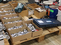 Doppen, beitels, ponsen, sleutels en messen op pallet. - afbeelding 2 van  3