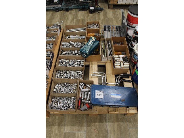 Doppen, beitels, ponsen, sleutels en messen op pallet. - afbeelding 3 van  3