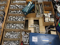 Doppen, beitels, ponsen, sleutels en messen op pallet. - afbeelding 3 van  3