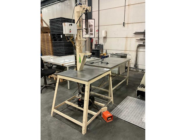 Doseermachine en werktafel - afbeelding 2 van  8