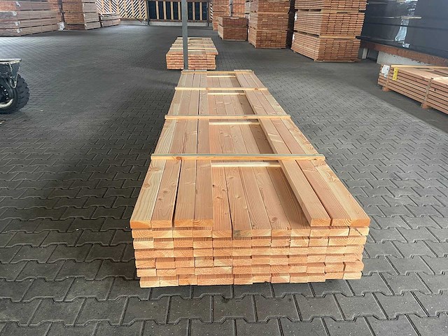 Douglas balken geschaafd 4300x90x40mm (36x) - afbeelding 1 van  3