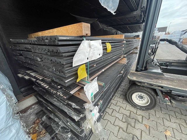 Douglas design- triple- deens profiel zwart gecoat 5000x142x22mm (75x) - afbeelding 2 van  3