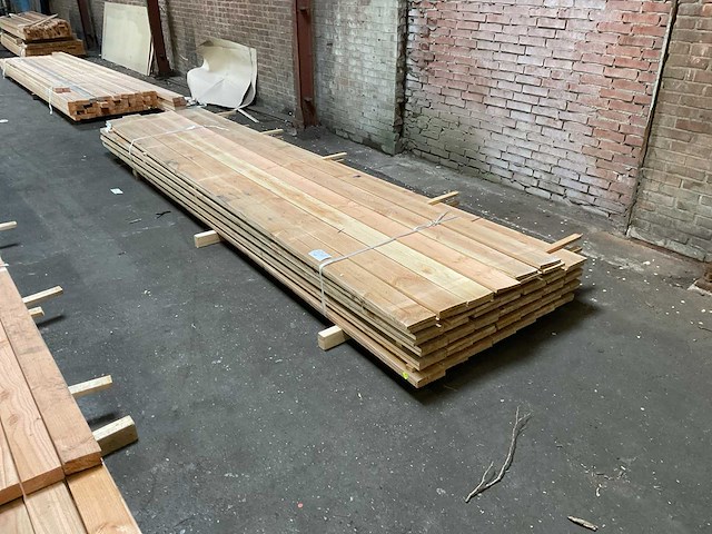 Douglas fijn bezaagd 16x144x4000 mm (68x) - afbeelding 1 van  4