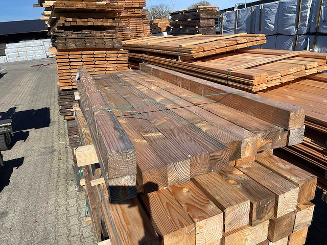 Douglas palen geschaafd 2500x90x90mm (12x) - afbeelding 1 van  3