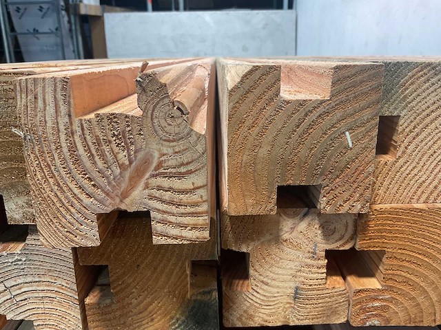 Douglas tussenpaal met sponning 300x9,5x9,5 cm (24x) - afbeelding 6 van  6