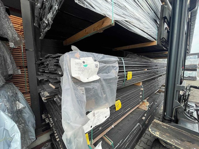 Douglas wisselsponning/halfhoutsrabat zwart gecoat 5000x190x18mm (95x) - afbeelding 2 van  3