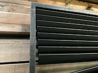 Douglas zwart gespoten shutterscherm 120x225 cm (2x) - afbeelding 10 van  13