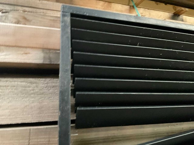 Douglas zwart gespoten shutterscherm 120x225 cm (2x) - afbeelding 8 van  9