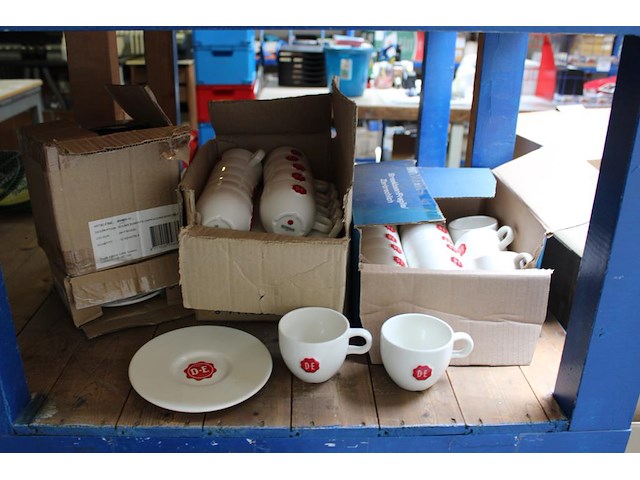 Douwe egberts koffie kopjes en bordjes. - afbeelding 1 van  4