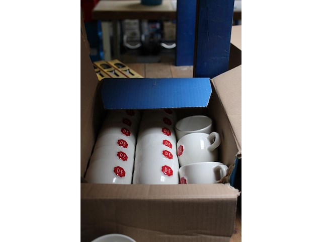 Douwe egberts koffie kopjes en bordjes. - afbeelding 4 van  4