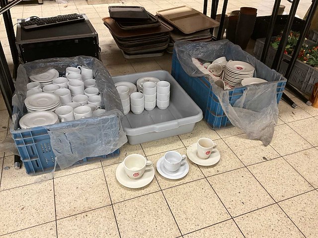 Douwe egberts koffiekop en schotels - afbeelding 1 van  7