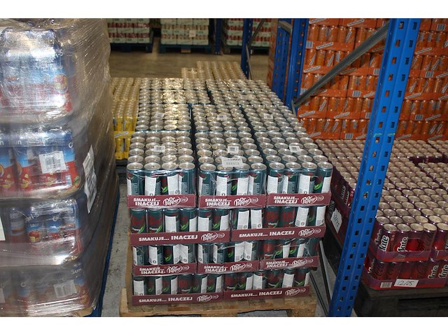 Dr pepper cherry. 40 trays a 24 blikken 0,33l. totaal 960 blikken. tht 5-26. bod is inclusief 144 euro stat... - afbeelding 1 van  3