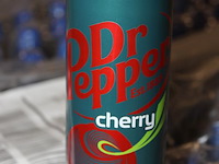 Dr pepper cherry. 40 trays a 24 blikken 0,33l. totaal 960 blikken. tht 5-26. bod is inclusief 144 euro stat... - afbeelding 3 van  3