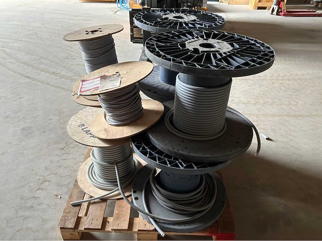 Draad, kabels, connectoren - afbeelding 1 van  13