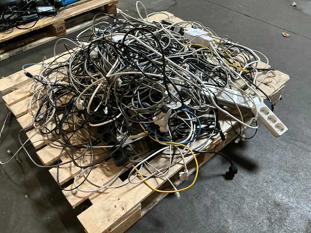 Draad, kabels & snoeren - afbeelding 1 van  3