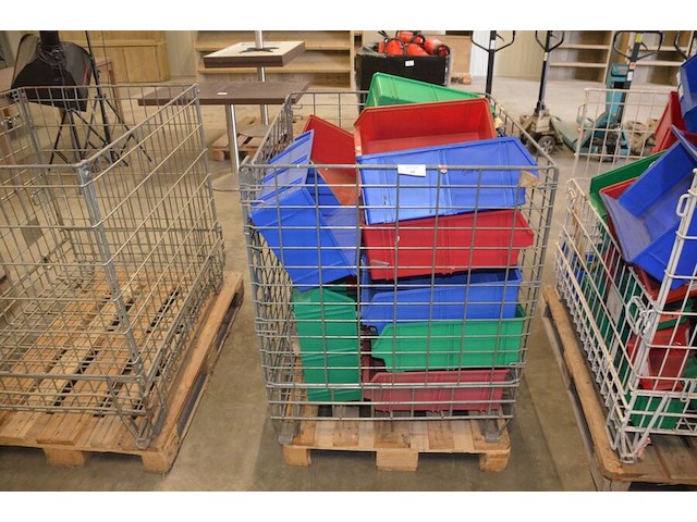 Draadcontainer met ca. 20 pvc stapelbakjes - afbeelding 1 van  4