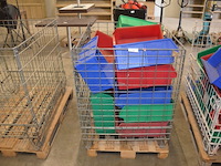 Draadcontainer met ca. 20 pvc stapelbakjes - afbeelding 1 van  4