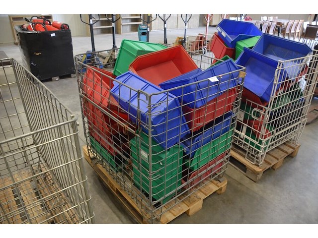 Draadcontainer met ca. 20 pvc stapelbakjes - afbeelding 2 van  4