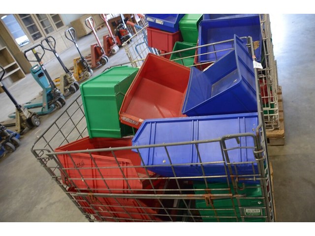 Draadcontainer met ca. 20 pvc stapelbakjes - afbeelding 3 van  4