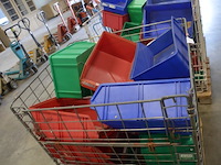 Draadcontainer met ca. 20 pvc stapelbakjes - afbeelding 3 van  4