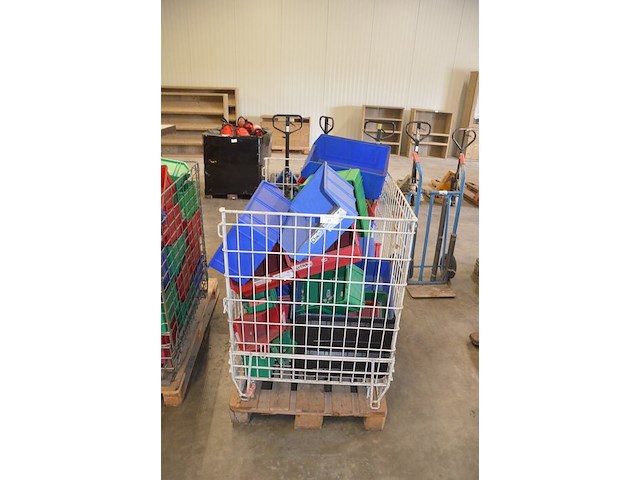 Draadcontainer met ca. 30 pvc stapelbakjes - afbeelding 1 van  4