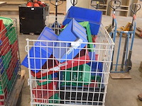 Draadcontainer met ca. 30 pvc stapelbakjes - afbeelding 1 van  4