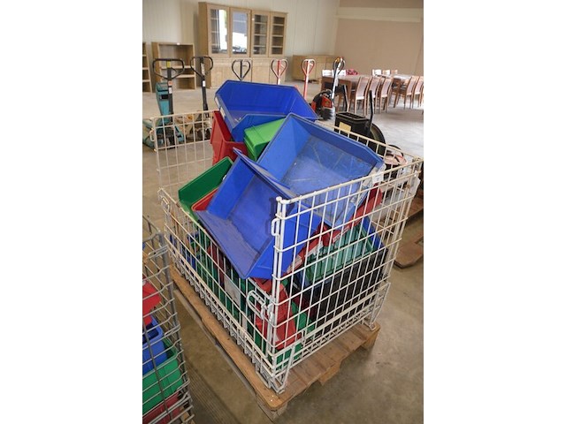 Draadcontainer met ca. 30 pvc stapelbakjes - afbeelding 2 van  4
