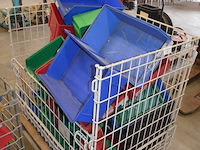 Draadcontainer met ca. 30 pvc stapelbakjes - afbeelding 2 van  4