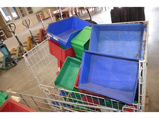 Draadcontainer met ca. 30 pvc stapelbakjes - afbeelding 3 van  4