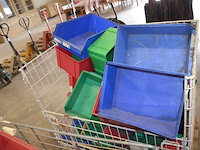Draadcontainer met ca. 30 pvc stapelbakjes - afbeelding 3 van  4