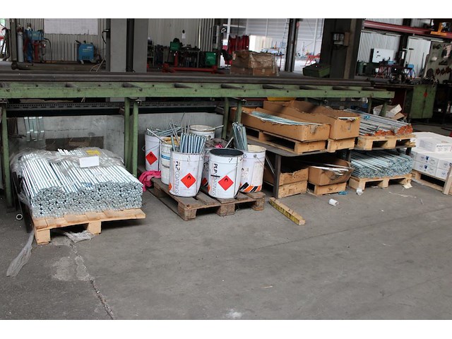 Draadeinden in diverse maten en uitvoeringen w.o. m12, m16 en m20 op 8 pallets. - afbeelding 1 van  5