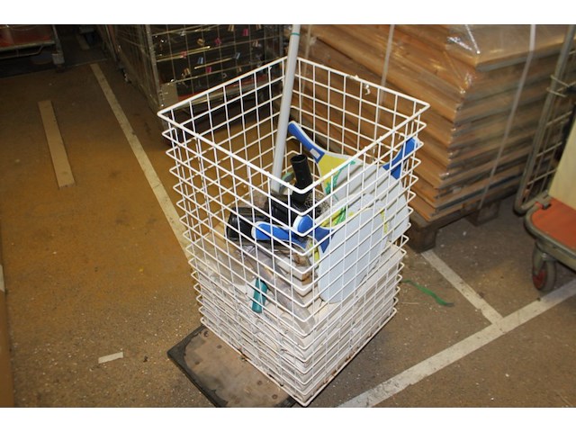 Draadmand met diverse items - afbeelding 2 van  7